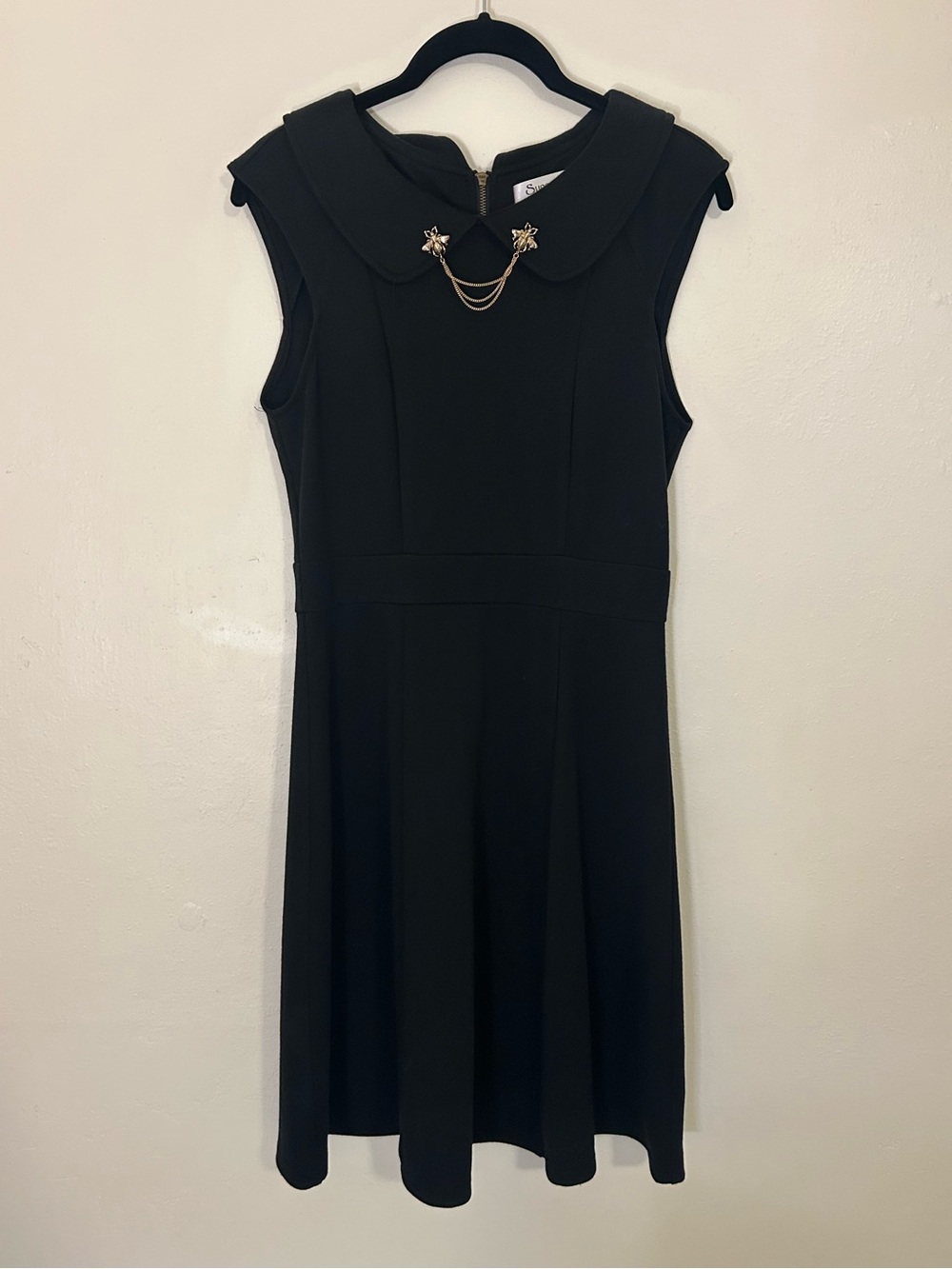 Sunny Girl Black Sleeveless Midi Dress with Decorative Collar and Chain